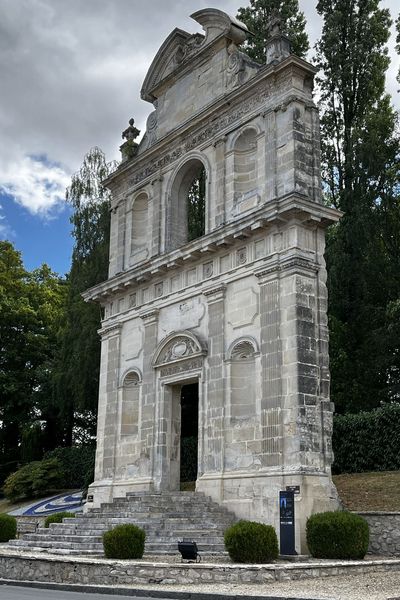 Façade des Carmélites de Gisors à Forges-les-Eaux, Normandie - été 2026